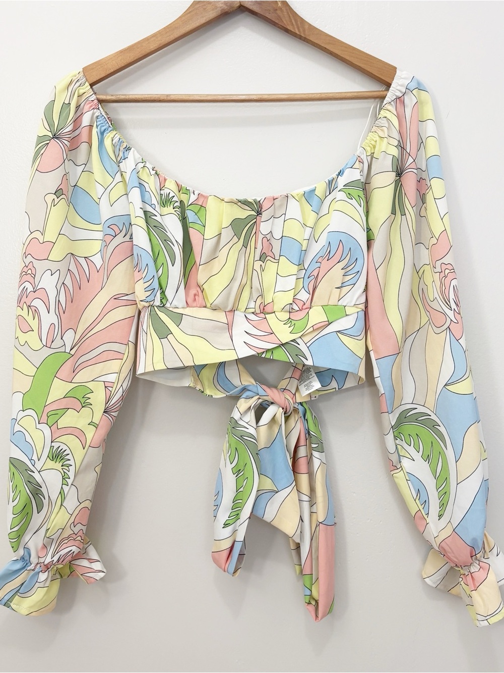 Milk & Honey Women’s Pastel Abstract-Print Long Sleeve Tie Crop Top Size Large